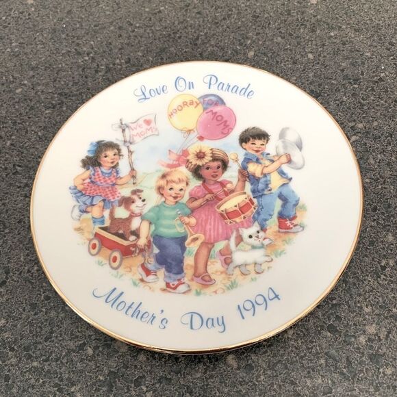 Mother's Day Love Mini Collectors Plate 1994 "Love on Parade" - Picture 1 of 3